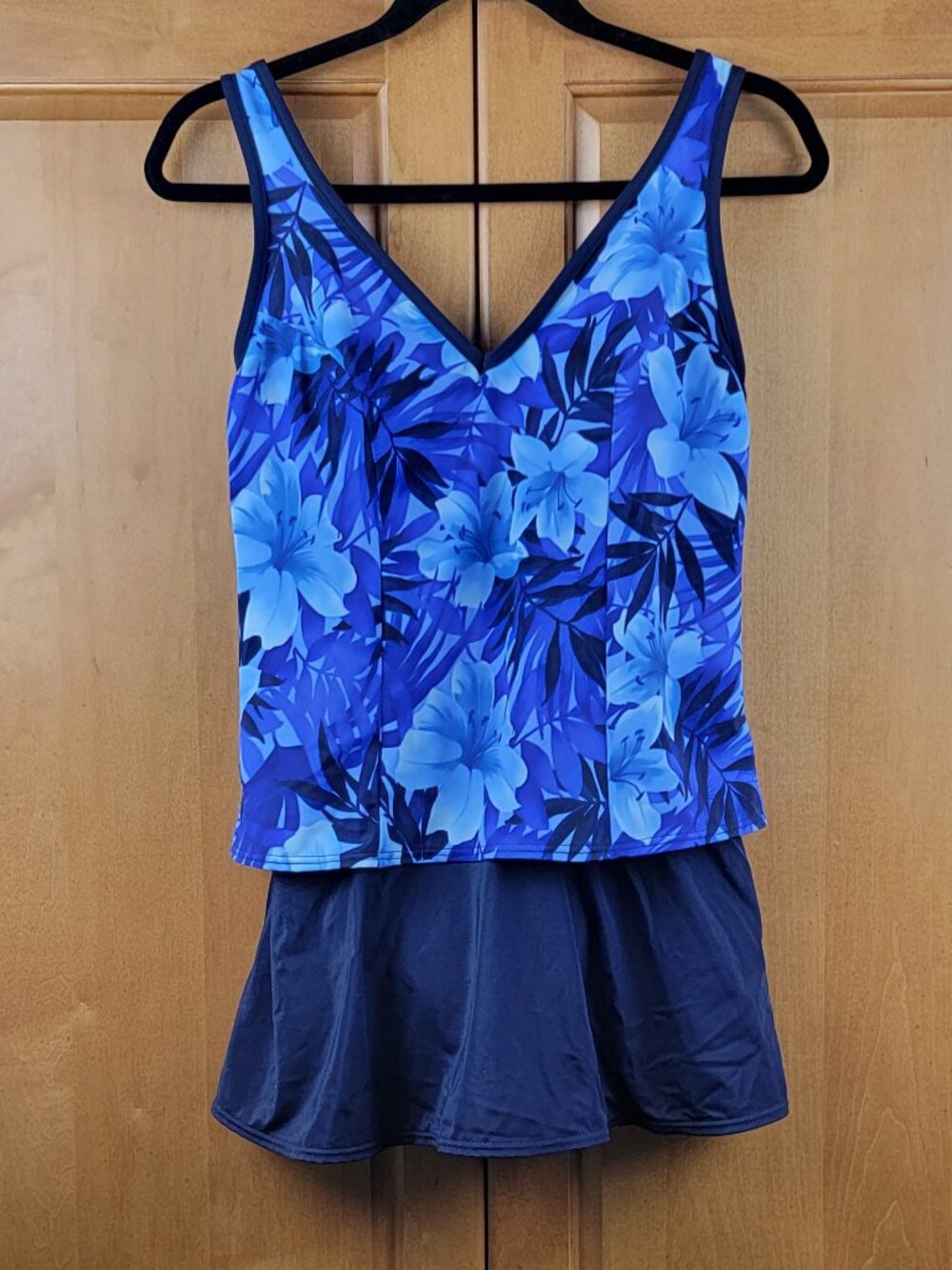 NWT L.L. Bean Navy/Floral Shape Solver One Piece Swimsuit - 10 - Picture 2 of 10